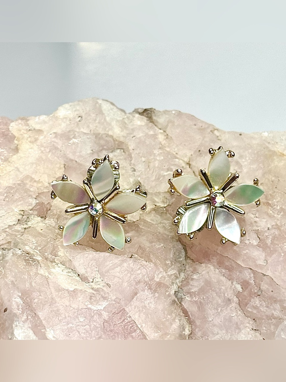 Vintage Designer TARA Iridescent Mother of Pearl Star Flower Clip on Earrings